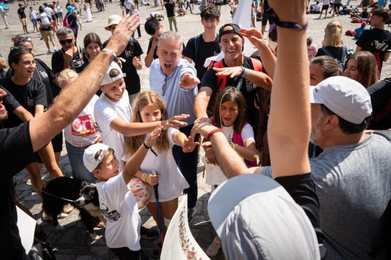 Medio centenar de personas llegan a Santiago con la Fundación CRIS después de peregrinar «por un futuro sin sarcoma»