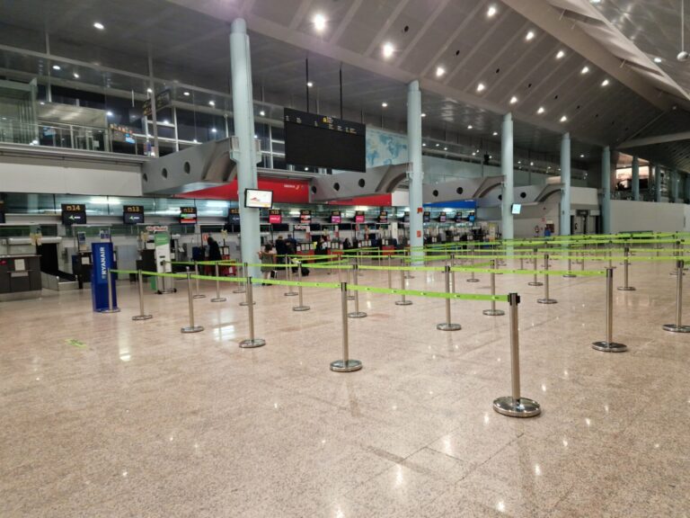 Turismo.- El aeropuerto de Vigo mantiene en julio el número de viajeros de 2023, mientras que Santiago y A Coruña caen