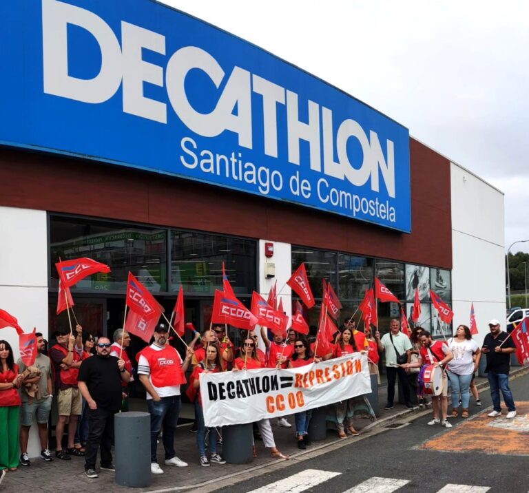 CC.OO. protesta ante Decathlon en Santiago por vulnerar «derechos sindicales» pese a haber sido condenada en junio