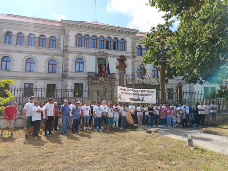 Mariscadores de a flote de Boiro se concentran en Santiago para denunciar el «trato discriminatorio» de la Xunta