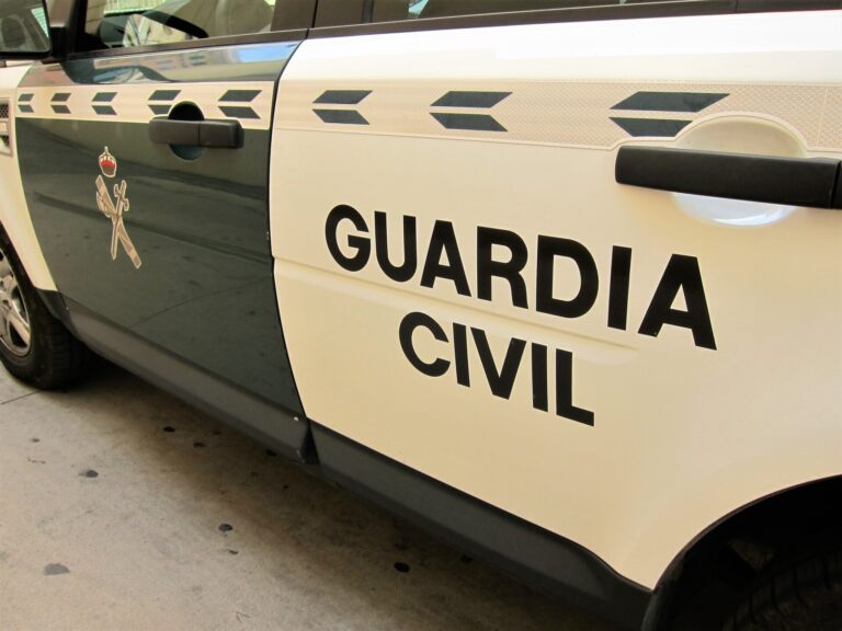 Agentes de la Guardia Civil reaniman a un bebé en parada cardiorrespiratoria que se encontraba en un coche en Ourense