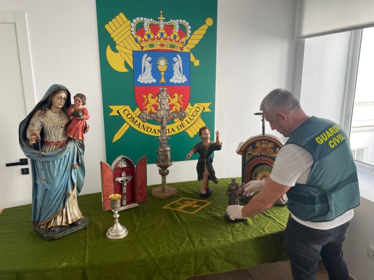 La Guardia Civil recupera una cruz de plata del siglo XVII desaparecida en A Terra Chá