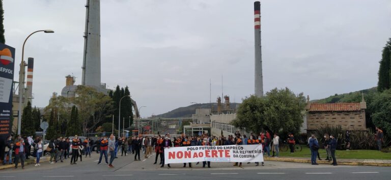 Convocan huelga indefinida desde el 26 de agosto en la empresa de mantenimiento de la refinería de A Coruña