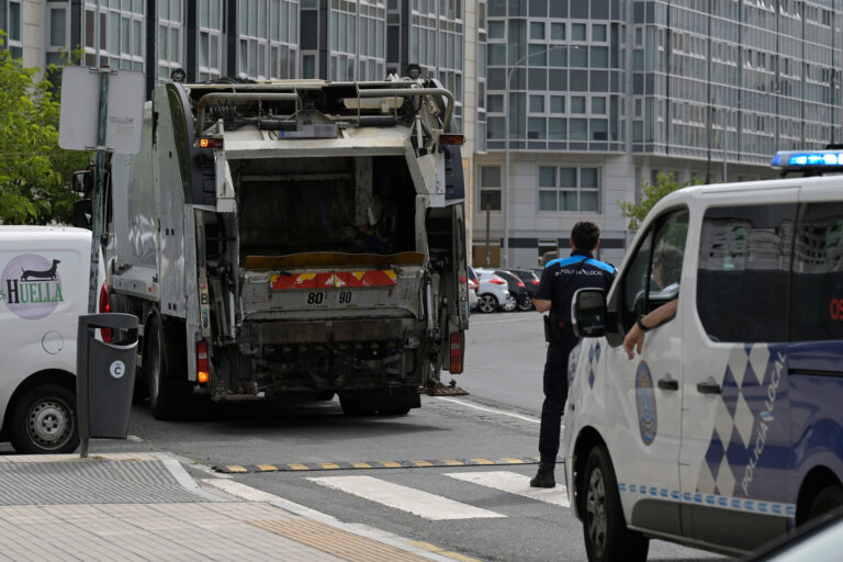 El Ayuntamiento de A Coruña recupera desde este lunes todos los servicios especiales de recogida de residuos