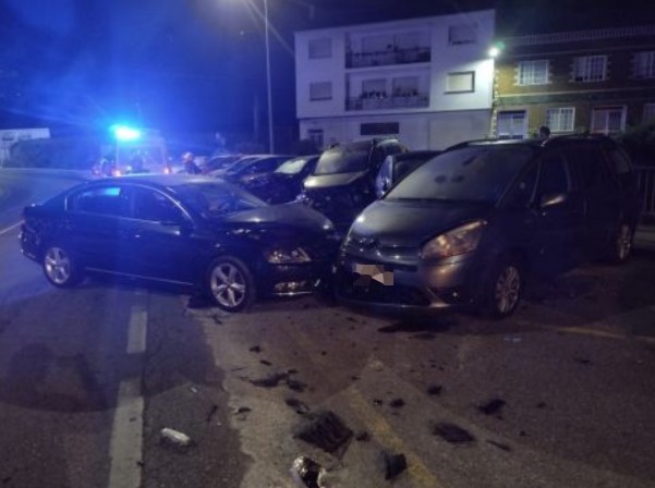 Herido el conductor de un vehículo que se salió de la vía y chocó contra cuatro coches estacionados en Boiro (A Coruña)