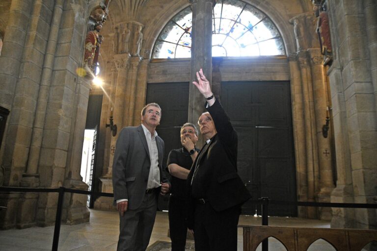 Licitadas las obras de restauración de la fachada occidental de la catedral de San Martiño en Ourense