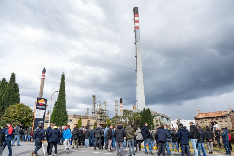 Suspendida la huelga en la concesionaria del mantenimiento en la refinería de A Coruña tras el cobro de salarios