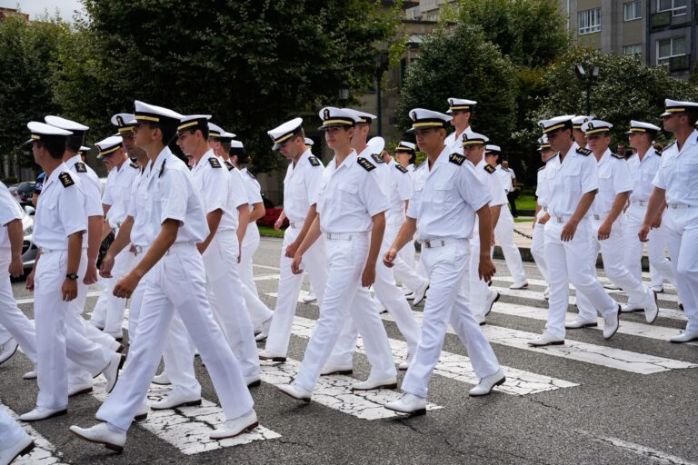 Marín recibe a los compañeros de la Princesa Leonor en la Escuela Naval: «Es un año importante por razones obvias»