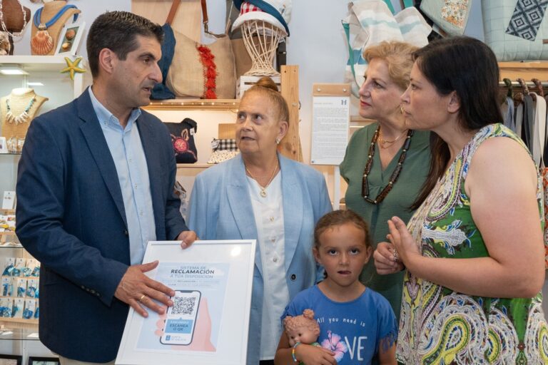 Un comercio de Santiago estrena un programa piloto de la Xunta para poder presentar reclamaciones electrónicas