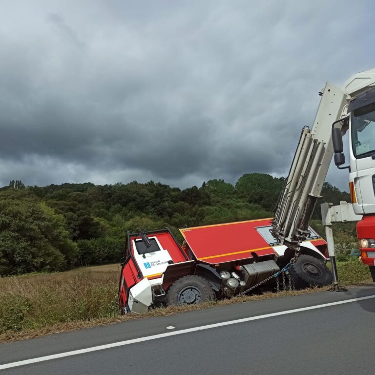 Registrados sendos accidentes de camiones en Val do Dubra y Santiago