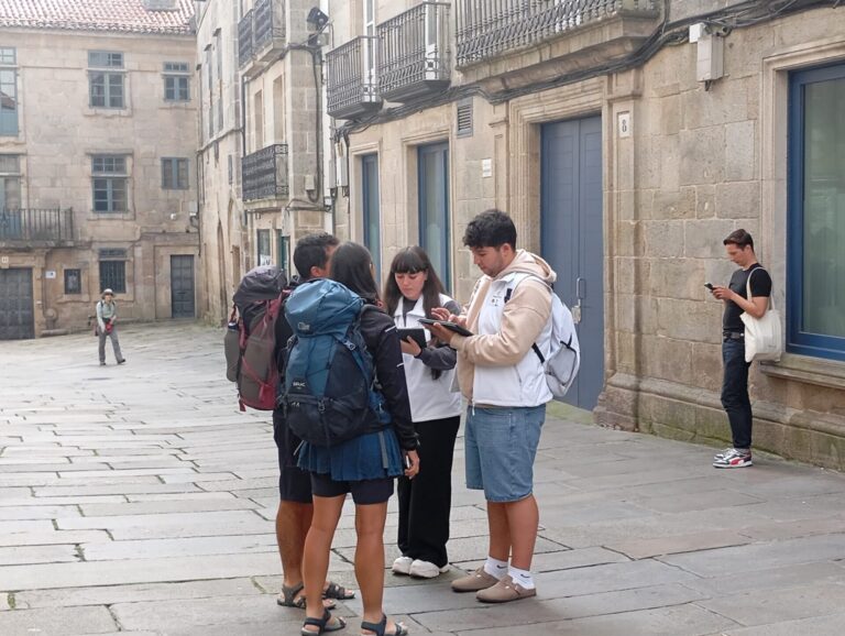 De quien escucha sus consejos al que los confunde con una ONG: El día a día de los informadores turísticos de Santiago