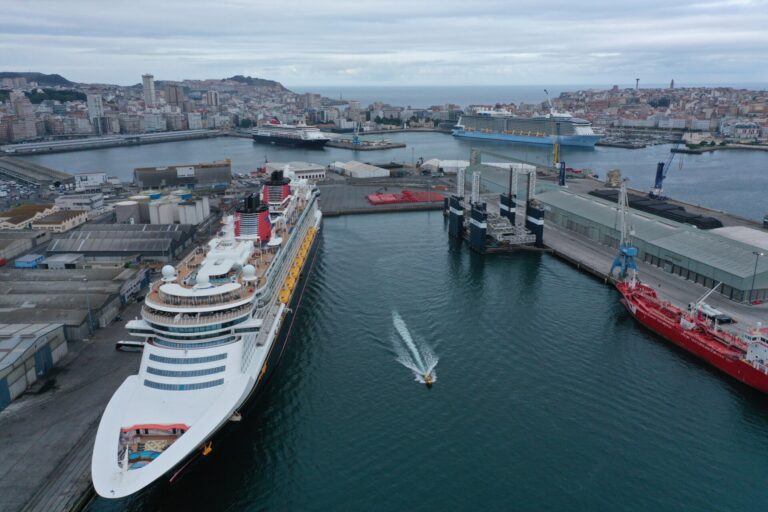 Tres cruceros hacen triple escala en el puerto de A Coruña, con más de 9.000 cruceristas