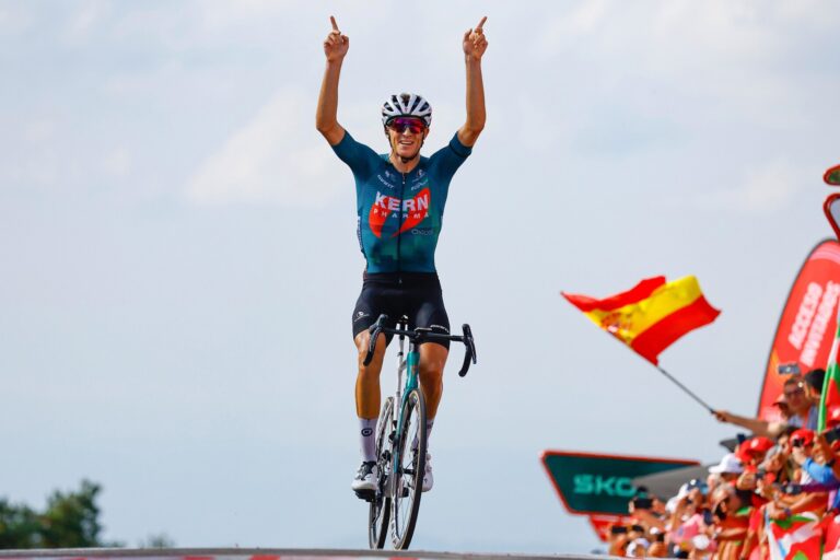 Pablo Castrillo firma el primer triunfo español en La Vuelta y homenajea a Manolo Azcona en Manzaneda (Ourense)