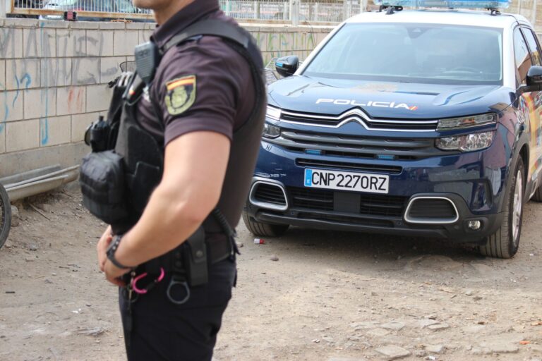 Detenidos tres hombres en Ribeira por robar en un local de hostelería tras hacer un butrón para acceder al interior