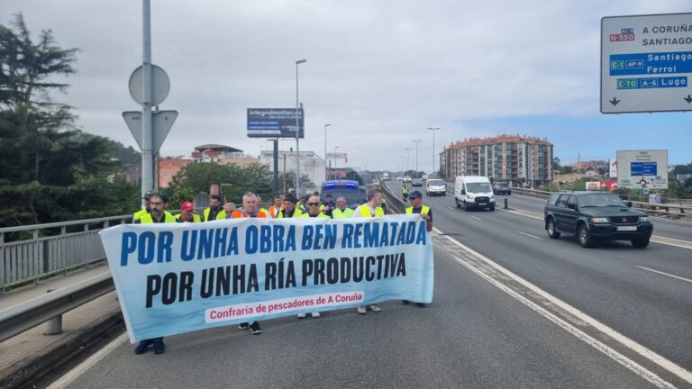 Mariscadores de la ría de O Burgo se movilizan de nuevo para demandar la prórroga de ayudas tras el dragado