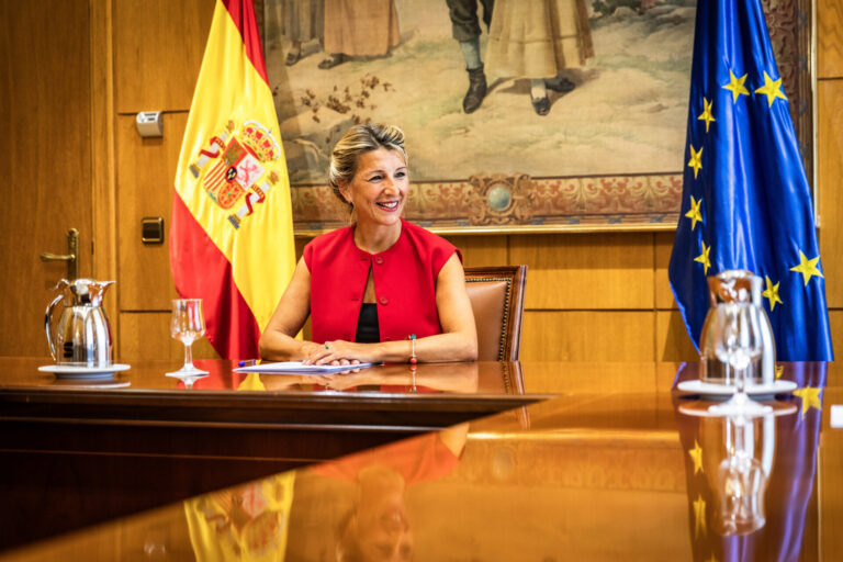 Yolanda Díaz urge a regularizar 500.000 migrantes irregulares y recuerda al PSOE que Zapatero «ya lo hizo»