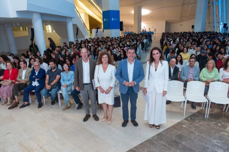 Galicia da la bienvenida a 1.256 nuevos docentes para un curso con 307.854 alumnos, casi 3.300 menos que el pasado