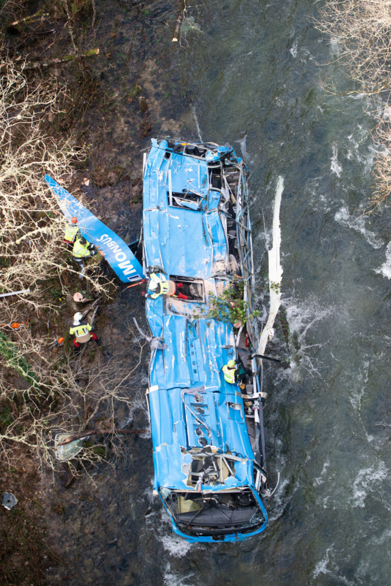 El juzgado confirma el archivo de la causa contra el conductor del bus accidentado en Cerdedo-Cotobade con 7 fallecidos