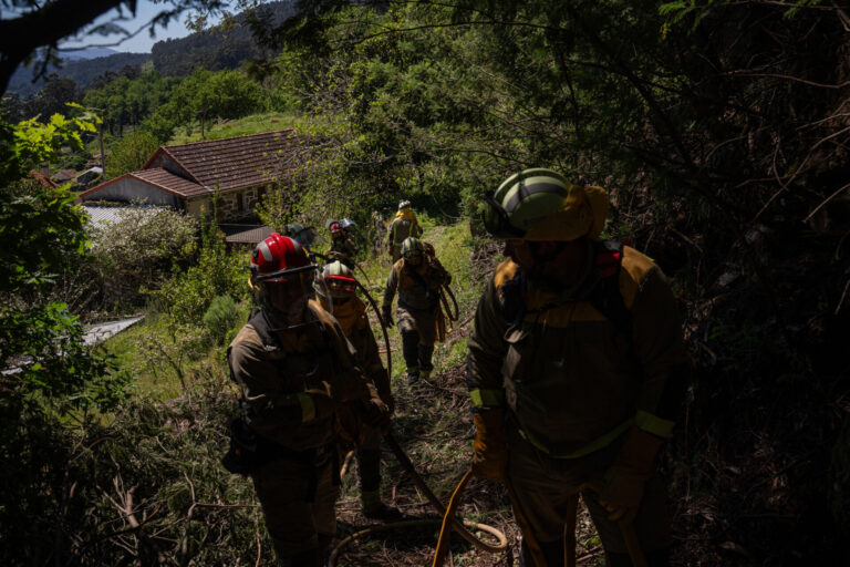 (AMP)Rural.- Activo un incendio forestal en Crecente (Pontevedra), que obliga a desalojar a más de 20 vecinos
