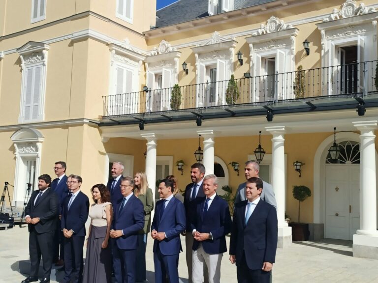 Feijóo y sus ‘barones’ posan en foto de familia en el arranque de su cumbre autonómica contra el cupo catalán