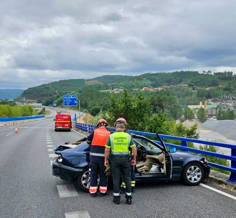 Heridas dos personas tras una salida de vía en la A-52 en Toén (Ourense)