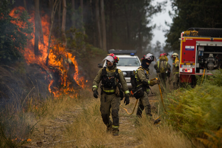 Controlado el incencio de Oímbra mientras que los de Crecente y Entrimo continúan estabilizados