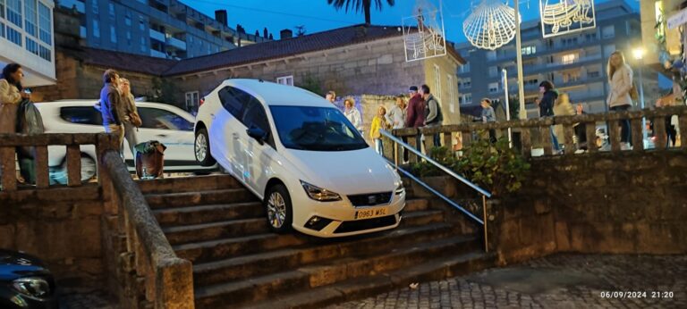 Un coche acaba encajado en unas escaleras en Sanxenxo tras seguir las indicaciones del GPS