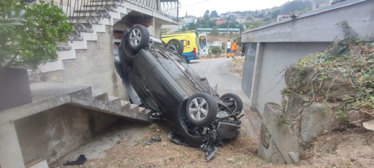 Una conductora resulta herida tras salirse de la vía y volcar en el patio de una vivienda en Ourense