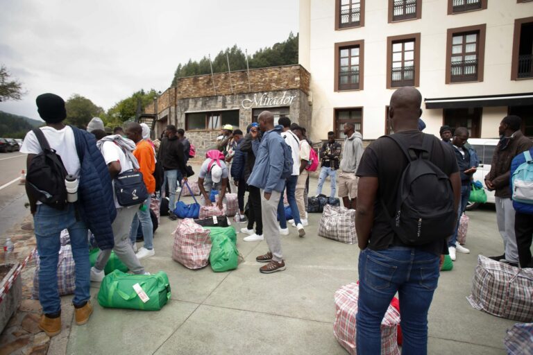 Llega a Ribeira de Piquín medio centenar de migrantes procedentes de África