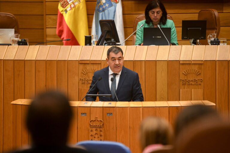 La Xunta reivindica el récord de 31.603 profesores y la oposición señala las protestas en centros por «recortes»