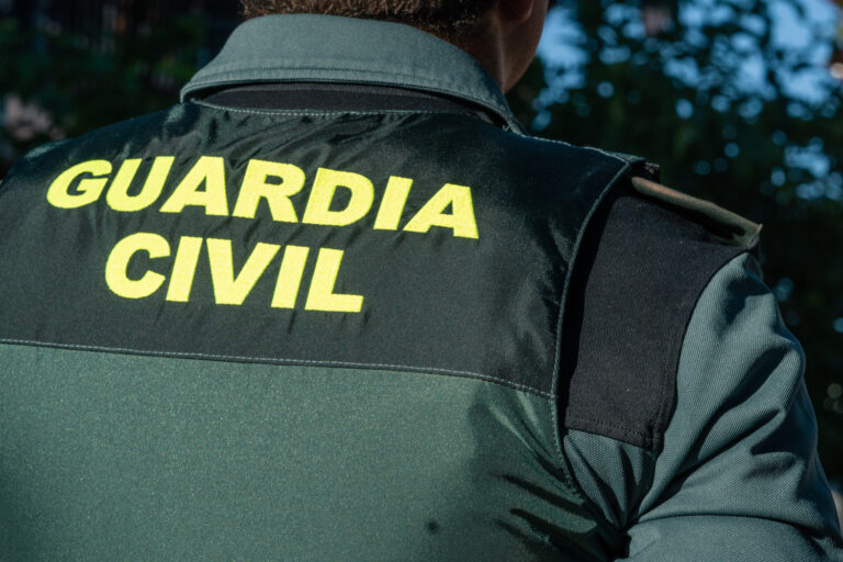 Detenido un joven en A Pastoriza por agredir a su pareja e intentar atacar a la Guardia Civil con unas tijeras