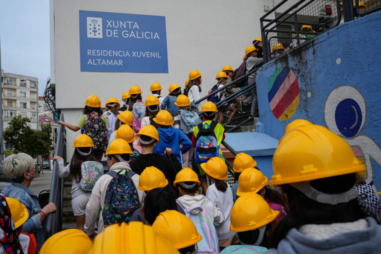 Alumnos del Altamar de Vigo acuden con casco por la «insalubridad» del colegio y piden soluciones a las administraciones