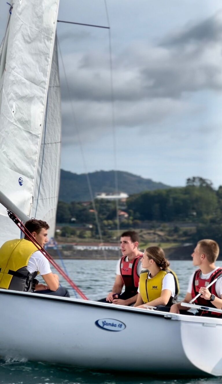 La princesa Leonor navega por la ría de Pontevedra en una actividad de instrucción con compañeros de la Escuela Naval