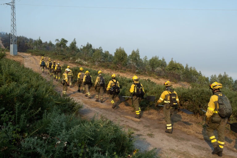 Porto do Son vive de madrugada «horas difíciles» por un incendio cerca de viviendas que quema 15 hectáreas