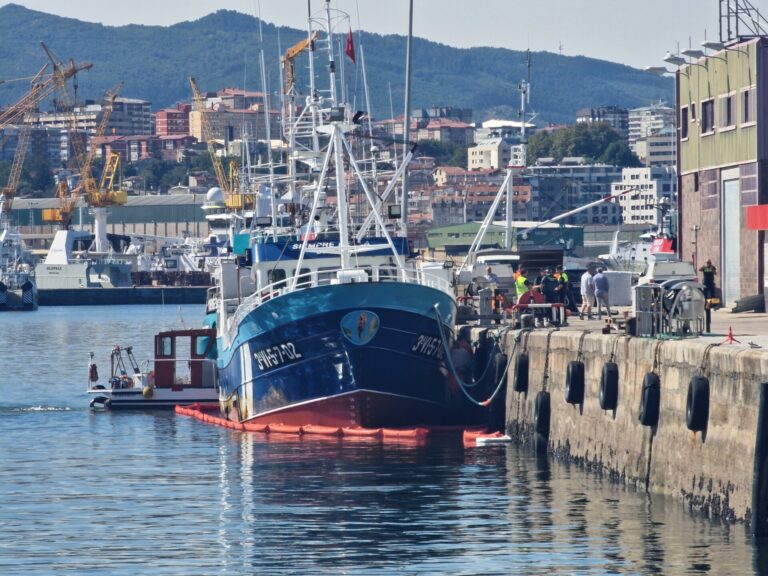 Un palangrero escorado en el puerto de Vigo necesita ser remolcado para recuperar la estabilidad