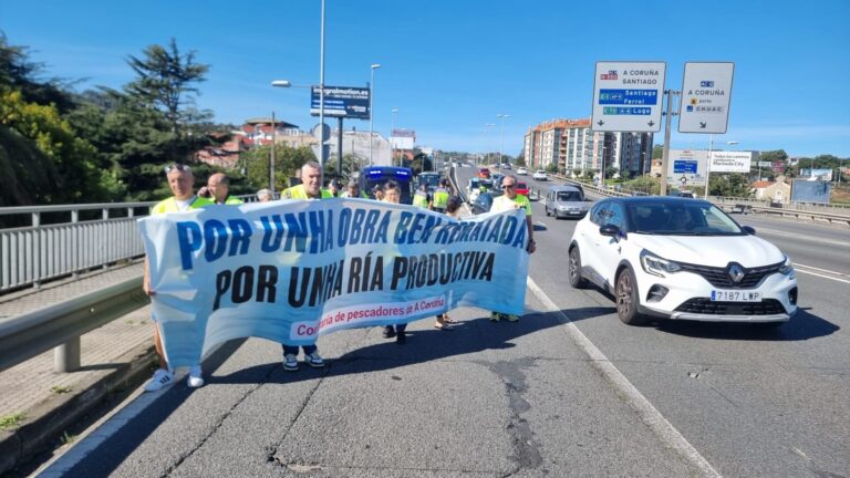 Mariscadores de la ría de O Burgo afirman sentirse «tirados en la calle» por falta de ayudas tras el dragado