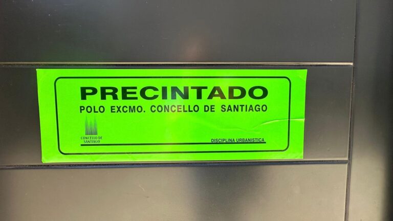 Turismo.-El Ayuntamiento de Santiago precinta por primera vez tres viviendas turísticas sin licencia municipal