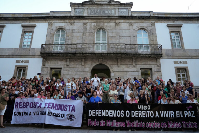 Unas 200 personas reclaman en Vigo «igualdad real» tras el «intento de asesinato» de una joven quemada por su expareja