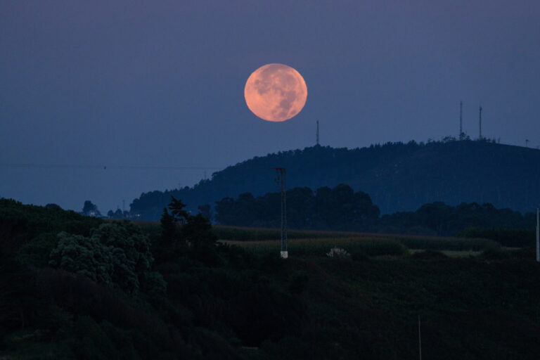 Los incendios de Portugal llenan de humo buena parte de Galicia y tiñen de rojo la luna y el sol