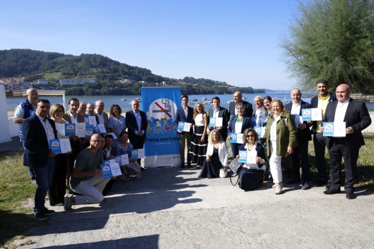 La red de playas sin humo de Galicia se amplía a 242 arenales y premia a 45 ayuntamientos con la categoría oro