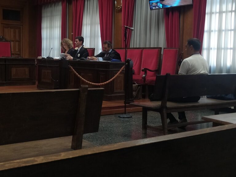 El acusado por estafa en la venta de una excavadora niega los hechos y alega que no recibió otra máquina comprometida