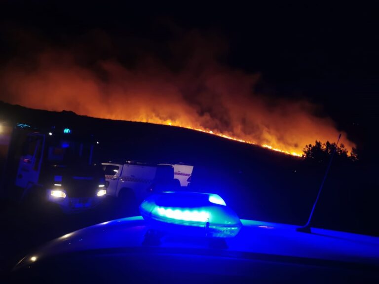 Rural.- Estabilizado un incendio que afecta a los municipios de Palas de Rei y Toques, y sigue activo uno en A Gudiña