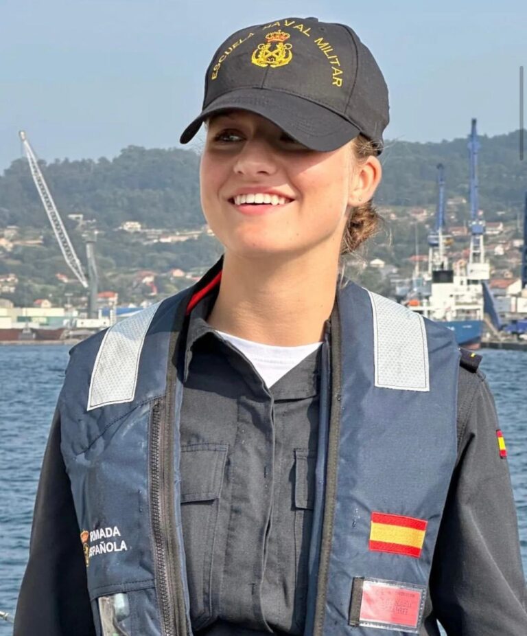 Leonor practica sus primeras maniobras de rescate en las lanchas de instrucción de la Escuela Naval de Marín