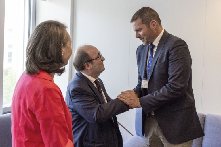 La Xunta entrega al embajador de España en la Unesco el primer informe para que la Ribeira Sacra sea Patrimonio Mundial