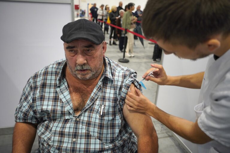 Comienza la vacunación frente a la covid y gripe para 30.000 personas en residencias de mayores