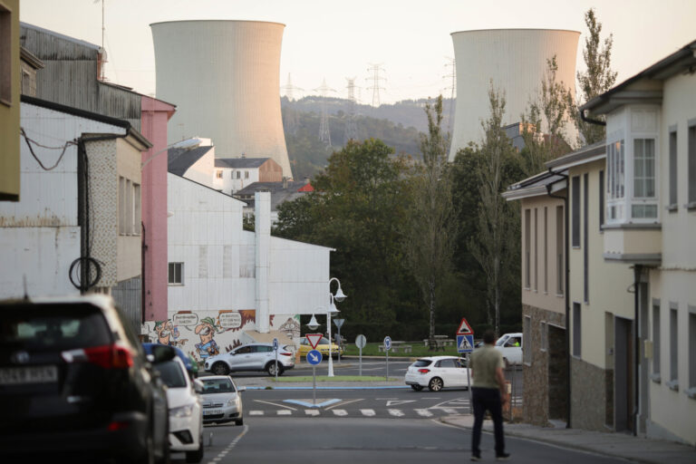 As Pontes apuesta por mantener la chimenea de la térmica, pero condicionada al desarrollo del suelo industrial