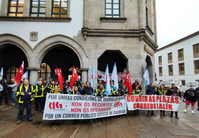 Carteros de Santiago y Lalín realizan una nueva protesta por falta de personal