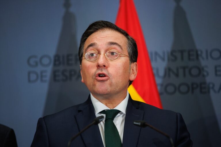 Albares vuelve a pedir a Metsola la oficialidad de catalán, euskera y gallego en la Eurocámara