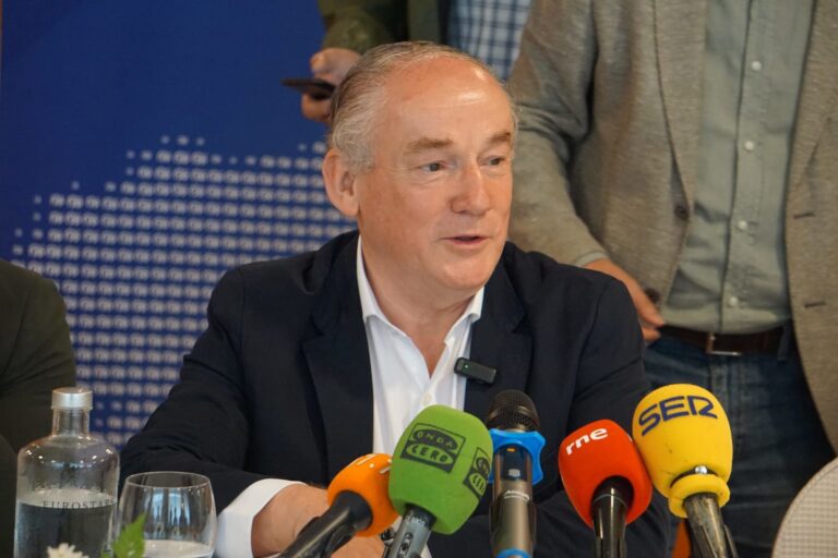 El PP acusa a la regidora de A Coruña de «abdicar» en el edil Lage Tuñas al «cederle» gestión en asuntos «estratégicos»