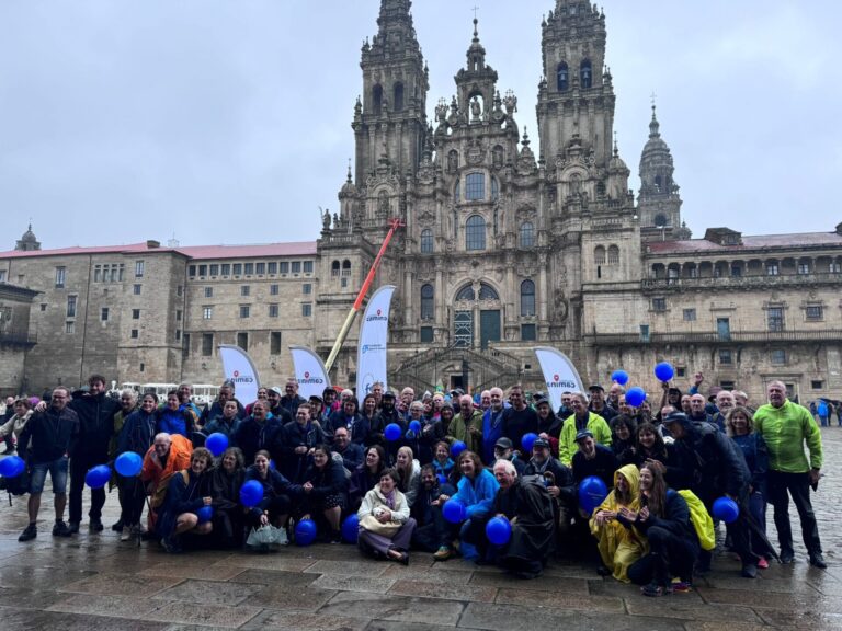 Un centenar de personas con diabetes llegan al Obradoiro tras realizar el Camino: «Es una satisfacción»